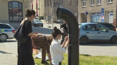 V Humpolci vyrostl automat na básničky! Stačí jen zatočit klikou
