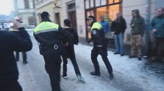 VIDEO: Zdrogovaná žena se vrhla na hosty restaurace i strážníky!