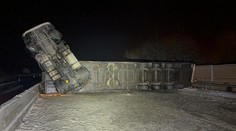 Sníh opět komplikuje dopravu. Dálnici D5 zablokoval na noc havarovaný kamion