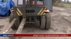 VIDEO: Přejel muže vysokozdvižným vozíkem