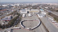Dopravní podnik děkuje cestujícím za důvěru. Vytvořil srdce z autobusů