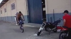 Takhle parkují motorku jen opravdoví frajeři