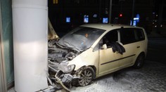 Zjevně opilý mladík napálil autem do vchodu bistra, dva zranění