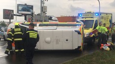 Sanitka s pacientem se převrátila ze silnice, řidič nadýchal alkohol