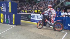 VIDEO: Ďábel na motorce! Z těhle triků se tají dech