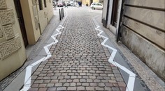 Historická ulička, nebo dopravní hřiště? Pražany pobouřily čáry na silnici
