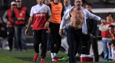 Šílenec na lavičce! Trenér se v mžiku změnil v běsnící živel!