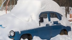 Neuvěřitelné! Jeho auto pohřbil sníh, přežil v něm 2 měsíce