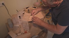 Senior v domově důchodců tráví volný čas netradičně. Vyřezal už několik památek