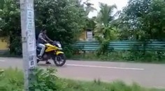 TO JE ŇOUMA! Frajeřil na motorce a zavinil nehodu. PODÍVEJTE SE!