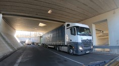 Kolony na dálnici D2: Protesty na Slovensku blokují hraniční přechod s Českem