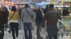 Poslední šance sehnat dárky. Češi berou obchody útokem