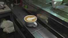 Z kávy se stává luxus. Prodejci budou muset zdražit