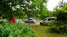 Policie zná totožnost mrtvoly z břehu Vltavy. Pomohl pozorný občan