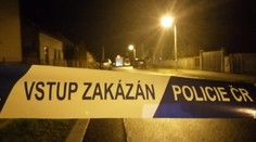 Muž měl napadat rodinu a se sekerou zaútočit na policisty. Ti ho postřelili