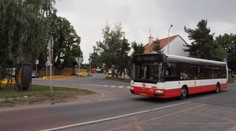 Autobus bez řidiče se řítil ulicemi, skončil v obchodu!