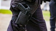 Policistka si spletla paralyzér se zbraní a zastřelila černocha. Je vinna, rozhodl soud