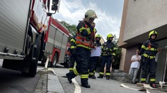 Z bytu šlehaly plameny a valil se dým. Policisté popsali dramatickou evakuaci