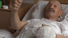 Dědu kousla zmije, tak ji sebral do tašky a vydal se s ní k doktorce