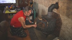 Lidé na Jesenicku přežívají bez plynu. Topí v kamnech, teplá voda je vzácnost