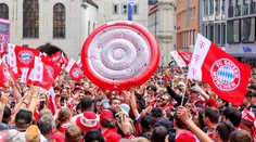 Dvojitá oslava titulu Bayernu. Muži slavili společně s ženskými parťačkami