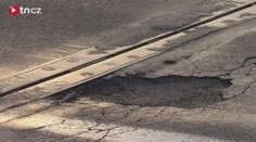 VIDEONÁVOD: Jak bezpečně projet výtluky a co dělat, když vám ZNIČÍ AUTO!