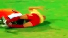 Neuvěřitelný faul: Fotbalista strčil soupeři prst do zadku! VIDEO