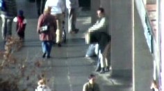 VIDEO: Zkopal přítelkyni, lidé přihlíželi