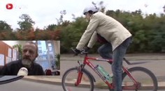 Praha má divné cyklopruhy. Cyklisty naženou pod kola aut