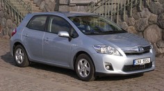 TEST Toyota Auris HSD: levnější prius