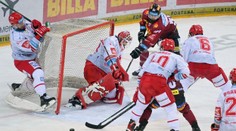 Sparta nachytala Třinec nedbalkách. Nasypala mu pět gólů a srovnala sérii