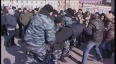 Stovky Rusů protestovaly proti vládě. Přes sto jich skončilo ve vězení
