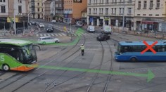 Tohle je ostuda. V Brně si stoupl do křižovatky policista a zmátl i řidiče autobusů