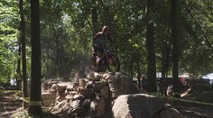 Trailoví jezdci o víkendu soutěžili. Na speciální motorce zdolávali terén