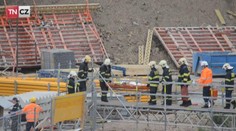 VIDEO: V Praze se z lešení zřítili dělníci. Skončili v nemocnici