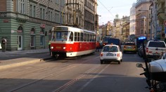 Tramvaj v Praze srazila u stanice chodkyni