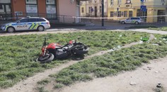Ukradl motorku zdravotníkům z Bulovky. Útěk zarazil odpadkový koš