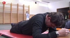 Vlekař se bez nohy plazil pro pomoc. Teď už plave, cvičí a řídí auto
