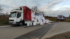 Nehoda u Hrušové: Vlak s cestujícími smetl náklaďák plný polystyrenu!