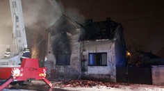 Plameny zcela zničily rodinný dům, dva zraněné odvezly sanitky