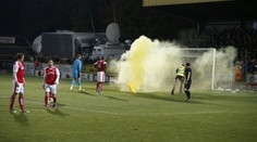 Bezbrankový zápas Southportu s Fleetwoodem zaujal jen světlicemi