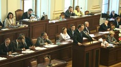 Rozhodně neodstoupím, jde o mediální guláš, vzkázal ze Sněmovny Nečas