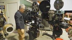 Návrat k němým filmům. Nadšenec přivedl zpět k životu sbírku retro projektorů