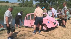 V Želenicích se konala tradiční neckyáda. Na řeku se vydalo i auto
