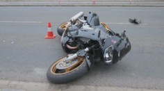 Mladík řídil bez papírů. Na silné motorce boural, hrozí mu vězení