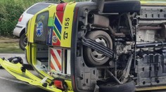 Při srážce sanitky a osobního auta se zranilo pět lidí. Policie hledá svědky