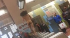 Naháč v metru: Podívejte se, jak zvrhlý gymnasta děsil cestující