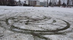 Zábava, či pitomost? Sportovcům v Břeclavi autem rozorali hřiště
