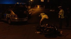 Honičku s motorkářem ukončil až náraz do policejního auta