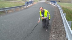 Jako tankodrom. Opravená silnice po pár týdnech popraskala!